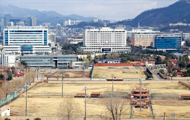 윤석열 대통령 당선인이 20일 대통령실 이전지로 발표한 서울 용산 국방부 청사(①) 일대 전경. 청사 왼쪽은 국방부가 옮겨갈 예정인 합동참모본부 건물(②), 청사 오른쪽은 국방부 근무지원단 건물(③). 청사 앞 부지는 오는 6월께 주한미군으로부터 반환받은 뒤 시민공원으로 조성될 예정이다.  연합뉴스 