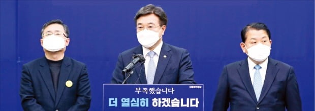 < 질문에 답변하는 윤호중 위원장 > 윤호중 더불어민주당 비상대책위원장이 20일 국회에서 기자간담회를 열고 취재진의 질문에 답변하고 있다. 왼쪽부터 김성환 민주당 정책위원회 의장, 윤 위원장, 김병주 의원.   김병언 기자 