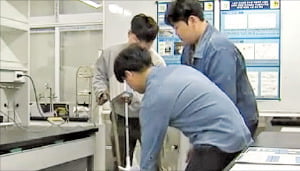김명준 전남대 교수 연구팀이 친환경 천일염 제조장치를 점검하고 있다.  전남대  제공 