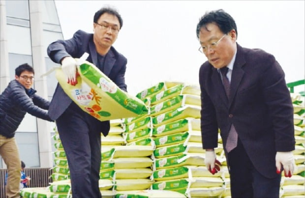 효성그룹 임직원들이 지난 1월 서울 아현동 소외계층을 위한 ‘사랑의 쌀’을 전달하고 있다. /효성 제공
 