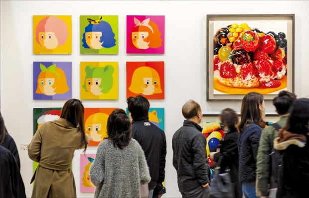 지난 16~20일 SETEC에서 열린 2022 화랑미술제에서 관람객들이 작품을 보고 있다.  한국화랑협회  제공 