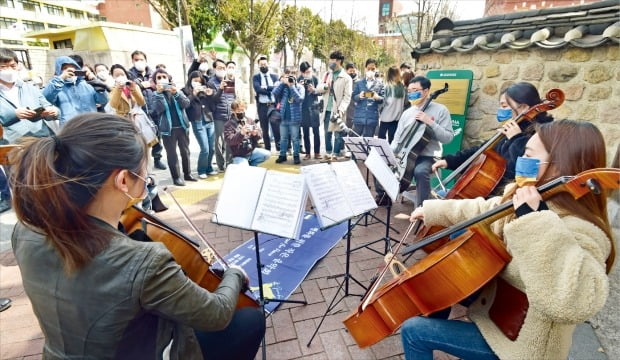 [포토] 우크라 평화 위한 작은 음악회 