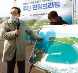 송철호 울산시장이 지난 22일 일산해수욕장 별빛광장에서 대왕암공원 일대 관광지 육성 계획을 발표하고 있다.  /울산시 제공 