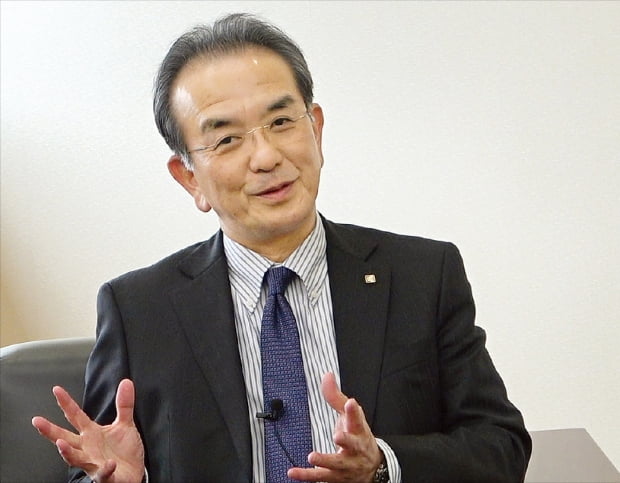 다니모토 히데오 교세라 사장이 지난 23일 일본 교토 본사에서 한국경제신문과 인터뷰하고 회사의 미래 전략을 설명하고 있다.  교토=정영효 특파원 