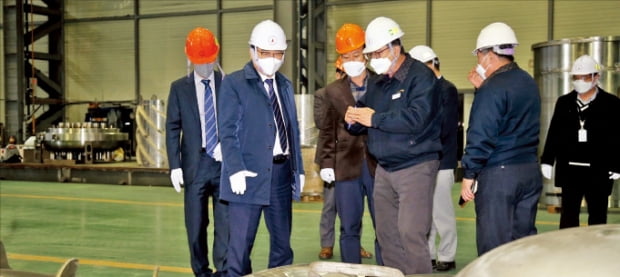 허성무 창원시장(왼쪽 두 번째)은 지난 8일 원자력발전 부품업체인 삼홍기계를 방문했다.  창원시  제공 