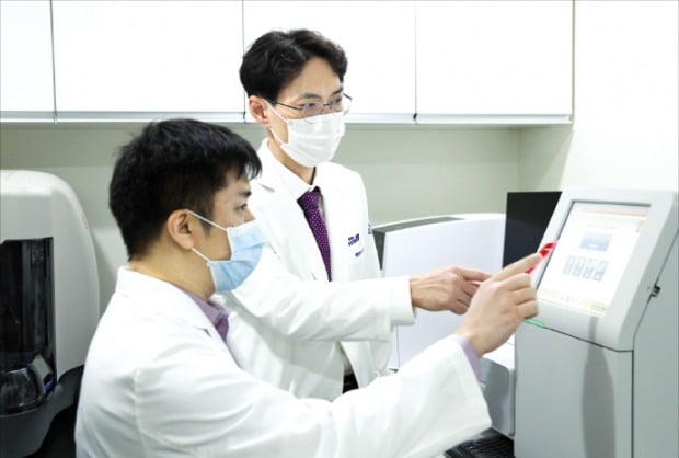 장대현 인천성모병원 의학유전·희귀질환센터장(오른쪽)이 연구실에서 희귀질환에 대한 연구를 하고 있다. /인천성모병원 제공 