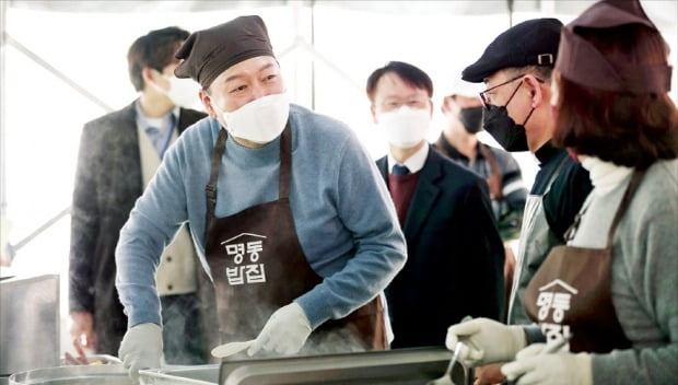 [포토] 명동 무료 급식소서 윤석열 당선인 '배식 봉사'