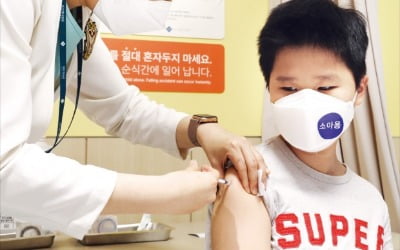 [포토] “안 아파요?”…5~11세 코로나 백신 접종 시작