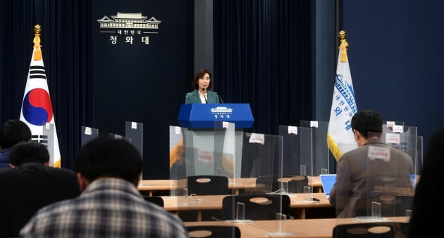 [포토] 문재인 대통령 지시사항 관련 브리핑하는 청와대 대변인