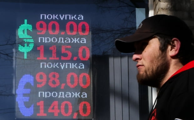 <YONHAP PHOTO-2062> MOSCOW, RUSSIA - FEBRUARY 28, 2022: A man is seen in front of a digital board showing Russian rouble exchange rates against the euro and the US dollar outside a currency exchange office. On February 28, 2022, the US dollar and the euro rates at the Moscow Exchange exceeded at least 106 and 119 against the Russian rouble respectively. Anton Novoderezhkin/TASS/2022-03-01 05:06:25/
<저작권자 ⓒ 1980-2022 ㈜연합뉴스. 무단 전재 재배포 금지.>