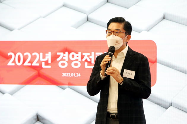 이제훈 홈플러스 사장이 2022년 경영전략을 발표하고 있다. 사진=한국경제신문