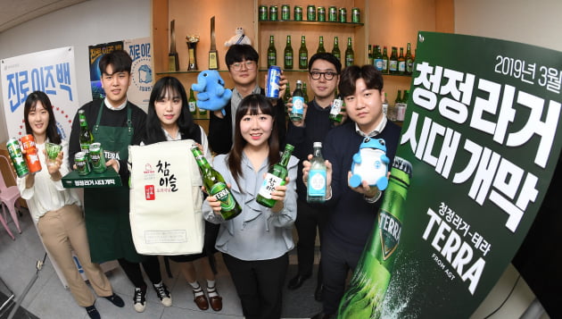하이트진로의 대표 상품인 참이슬과 테라 사진=한국경제신문