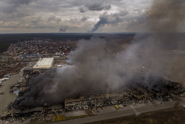  포격으로 화재 발생한 우크라 키이우 외곽 지역
     (이르핀 AP=연합뉴스) 6일(현지시간) 폭격을 받은 우크라이나 수도 키이우(키예프) 외곽 이르핀의 공장과 상점에서 연기가 치솟고 있다. 2022.3.7
     jsmoon@yna.co.kr/2022-03-07 07:18:21/ 