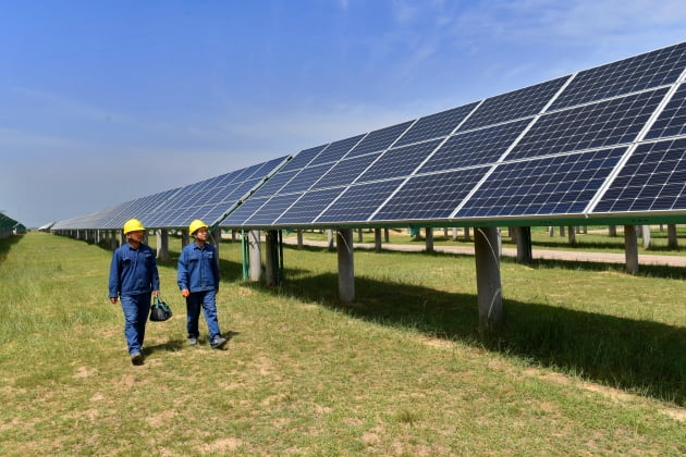 <YONHAP PHOTO-2629> (210811) -- DATONG, Aug. 11, 2021 (Xinhua) -- Photo taken on Aug. 4, 2021 shows a photovoltaic power station in Tujing Village, Yunzhou District of Datong City, north China's Shanxi Province. The photovoltaic power station, built upon 1,851 mu (123.4 hectares) of saline-alkaline land, generates over 80 million KWH of power per year. (Xinhua/Cao Yang)/2021-08-11 11:10:11/
<저작권자 ⓒ 1980-2021 ㈜연합뉴스. 무단 전재 재배포 금지.>