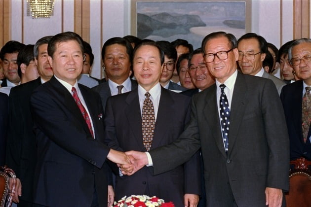 1992년 8월 당시 김영삼 민주자유당, 김대중 민주당, 정주영 통일국민당 대표가 국회에서 3자 회동을 열고 악수하는 모습. 사진=연합뉴스