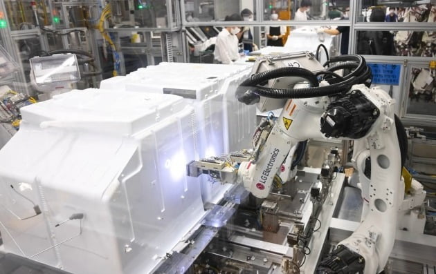 경남 창원시에 있는 LG스마트파크 통합생산동 생산 라인에서 로봇이 냉장고를 조립하고 있다. 사진=LG전자 제공