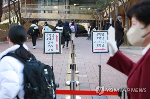 친구 손 맞잡은 개학 날 등굣길…"교실서 수업하니 좋아요"