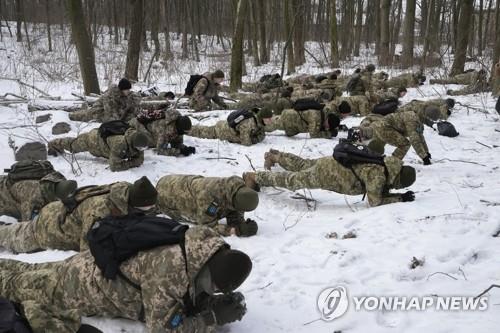 [우크라 침공] 우크라 지원 외국 의용군 줄 잇자 러 "형사처벌" 경고