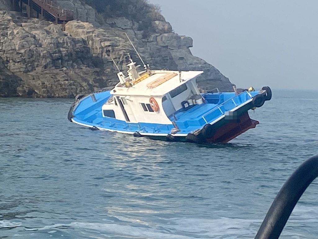 여수 오동도 인근 해상서 선박 좌초…해경 안전조치