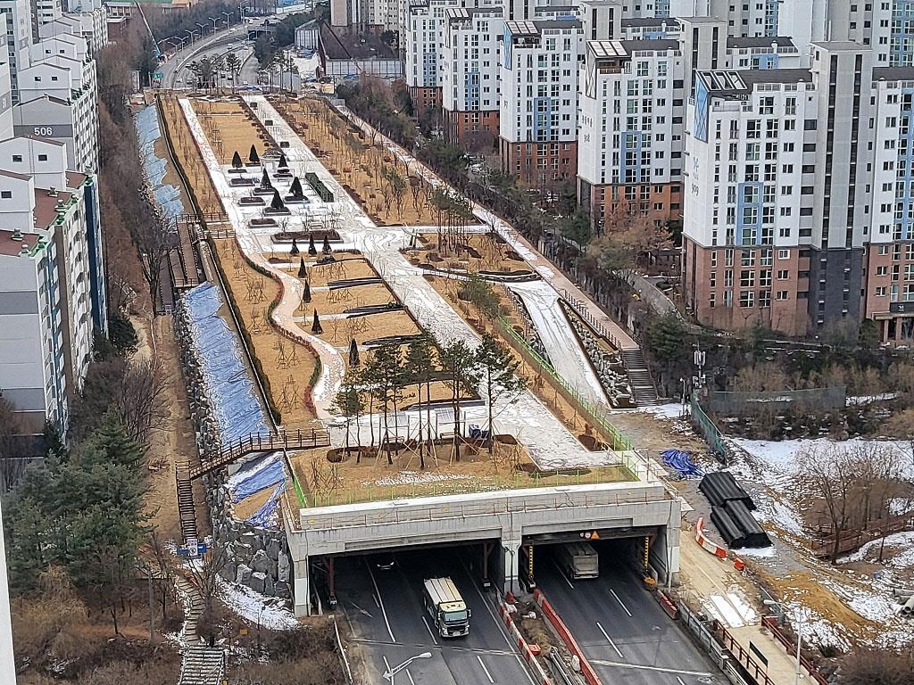 분당~수서 도로 상부 1.6㎞ 공원화 공사 한창…내년 6월 완공