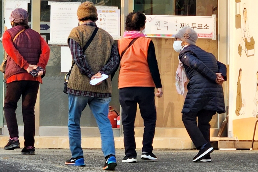 [동해안 산불] 매캐한 연무 덮친 삼척 산불 마을도 '소중한 한 표'