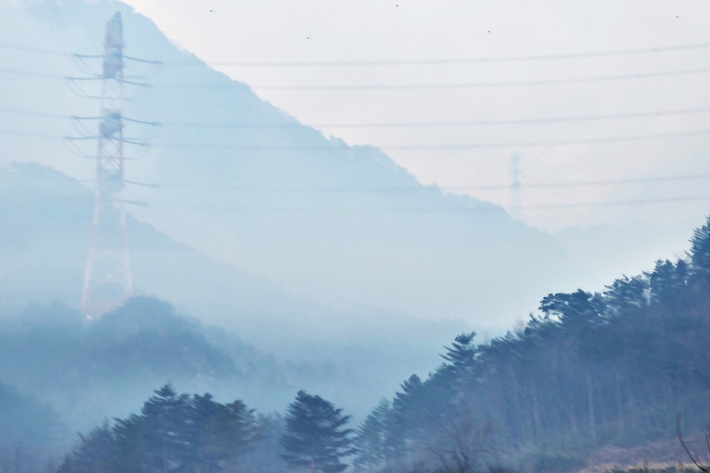 [동해안 산불] 매캐한 연무 덮친 삼척 산불 마을도 '소중한 한 표'