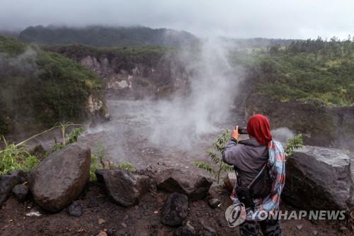 인니 므라피 화산, 또 화산재 분출…용암 흘러 주민들 대피