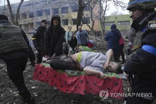 [우크라 침공] "러 또 민간인 공습…유치원 등 폭격해 1명 사망"