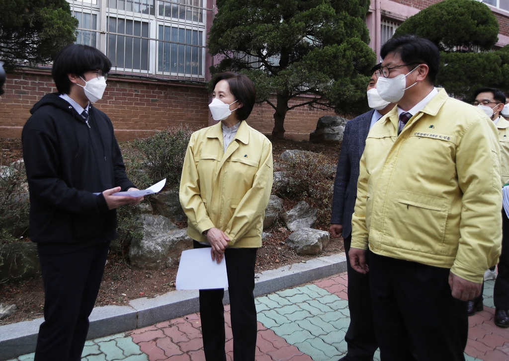 유은혜, 인천서 학교 이동형검사소 점검…"적극 지원"