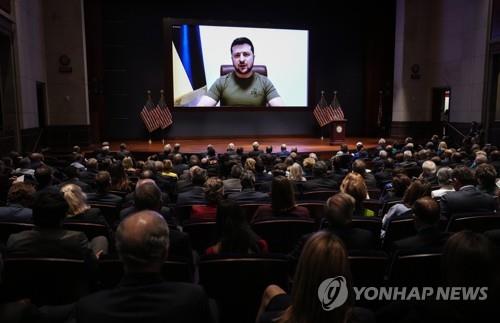 [우크라 침공] 젤렌스키, 美의회에 격정연설…바이든에 "평화지도자돼 달라"