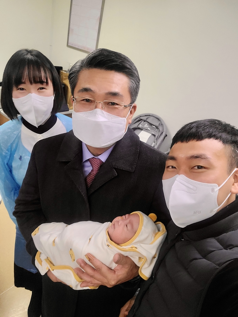 34년만에 다섯쌍둥이 출산…군인 부부의 육아 분투기