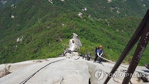 수락산 기차바위 안전로프 훼손 이어 정상석은 행방불명