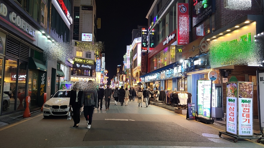 "8명으로 풀어도 장사 똑같아"…인원제한 완화에 '시큰둥'(종합)