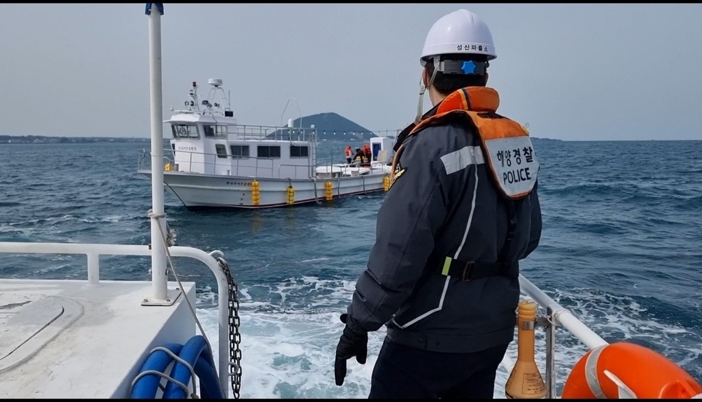 제주 성산포방파제 인근 해상 레저보트 표류…해경 구조