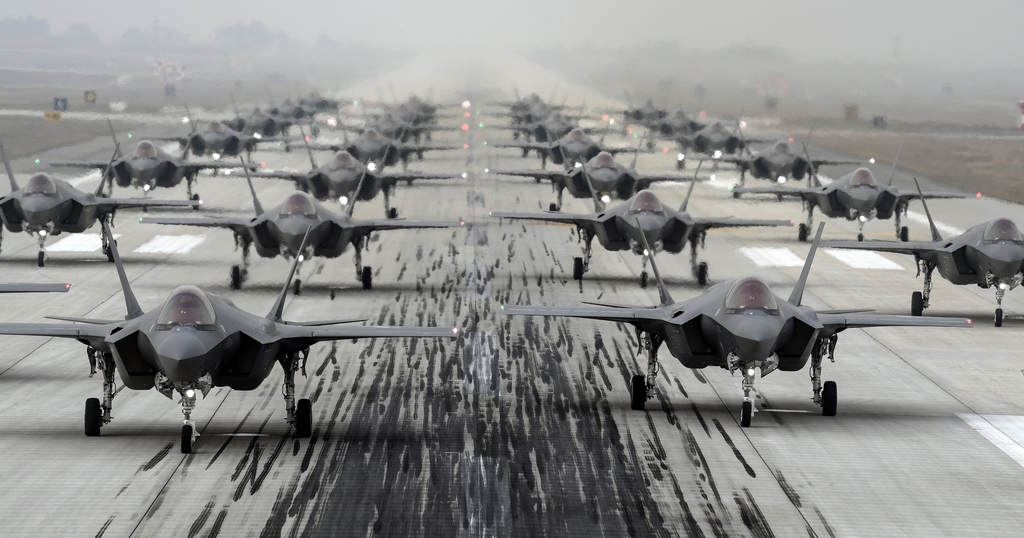 공군, F-35A 전투기 대거 동원해 '지상활주'…대북억지력 과시