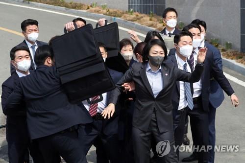 박근혜 전 대통령 향해 소주병 던진 40대 구속