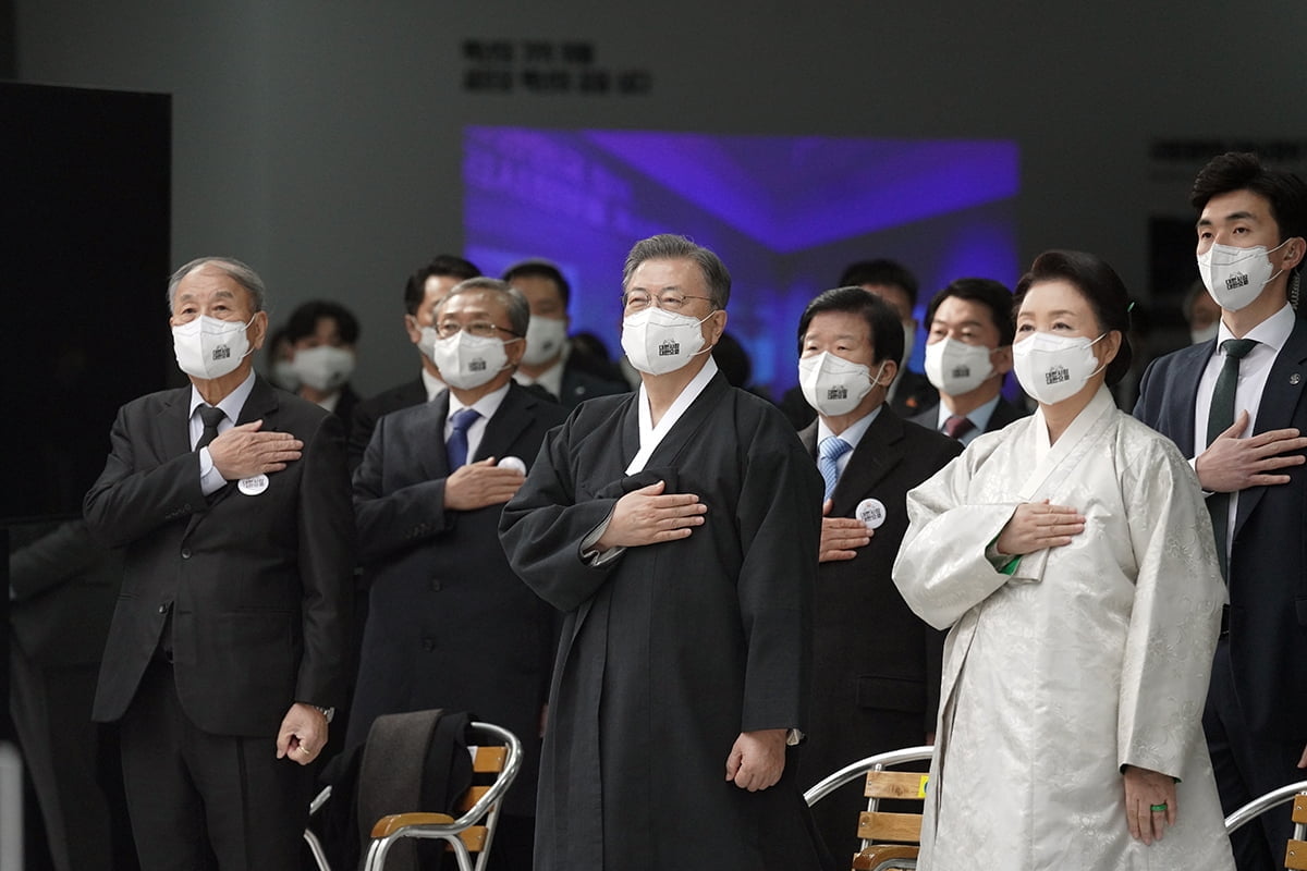 靑 "文 훈장 '셀프 수여' 아냐…상훈법에 따른 것"