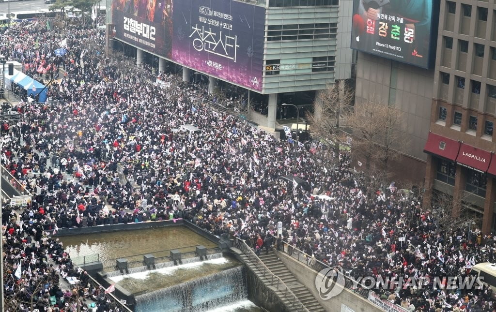 8천여명 집결한 광화문 일대…곳곳 집회·선거 유세