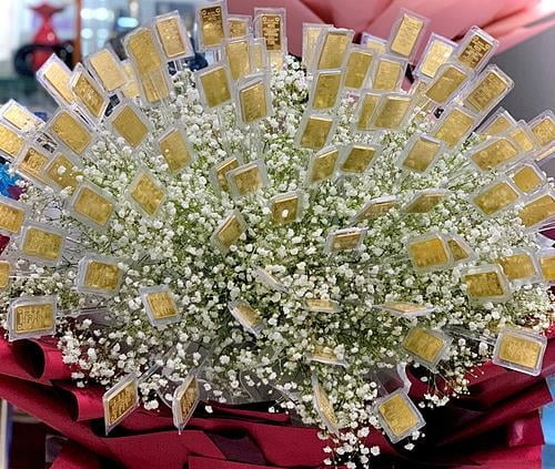 '세계 여성의 날' 통 큰 金꽃다발…"금값만 4억원"