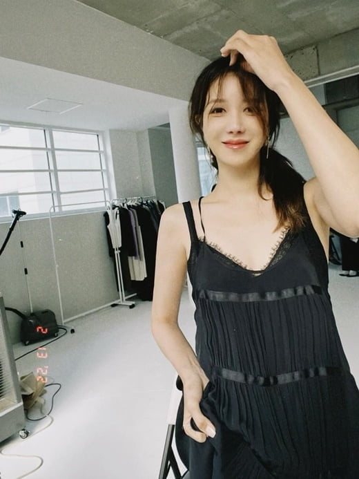배우 이지아, 반전 섹시미…블랙 슬림 드레스 자태