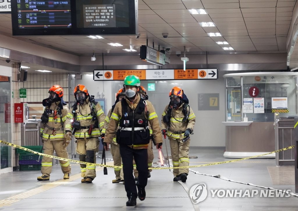 서울 지하철 3호선 옥수역서 연기…11명 '긴급대피'