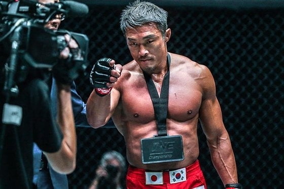 47세 파이터의 힘…추성훈, 2년만의 복귀전서 TKO승