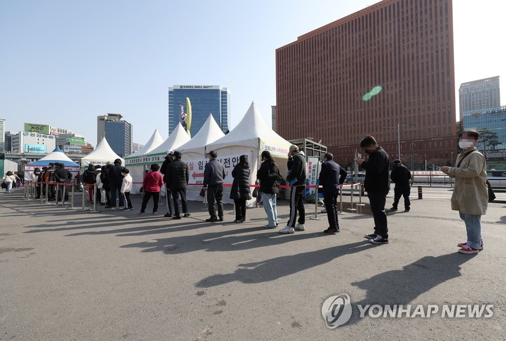 응급실 찾는 코로나19 확진자 늘고 있다…한달간 약 4만건