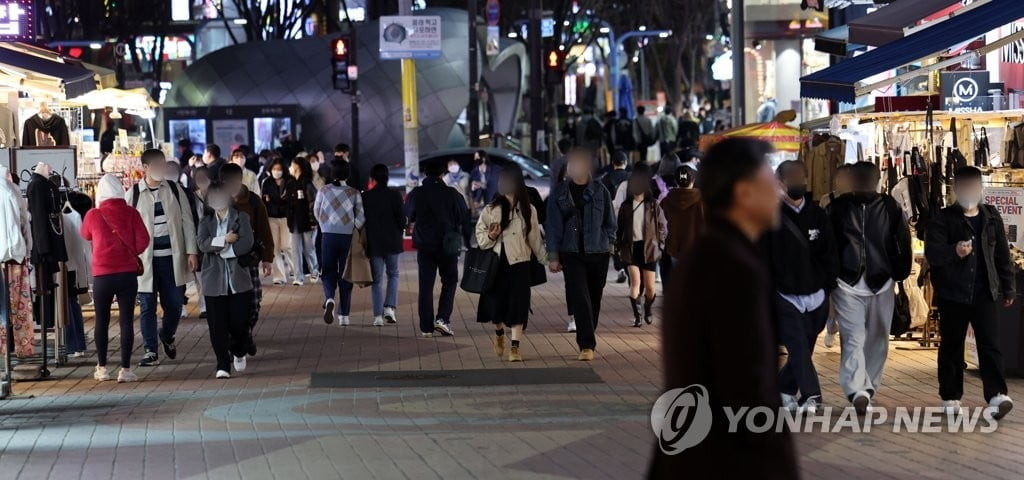 영업제한 풀고 사적모임 10명?…수위 놓고 고심