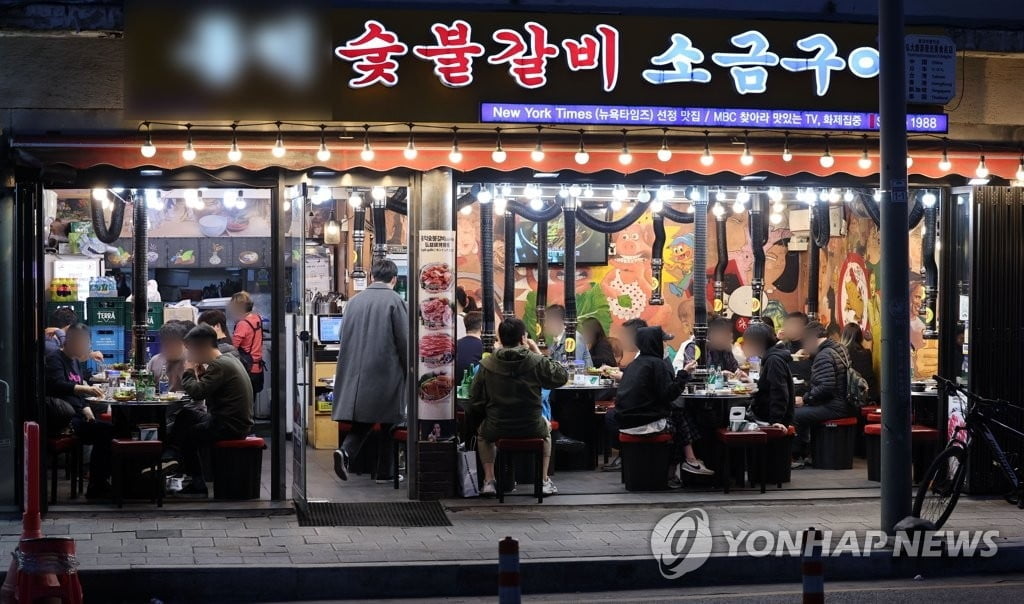 '마지막 거리두기' 유력…10명 모임·자정까지 영업 가능