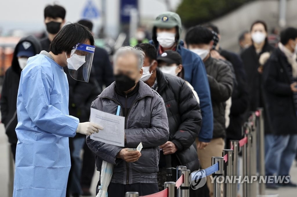 오후 9시까지 전국서 27만1599명 확진…어제보다 4만여명 적어