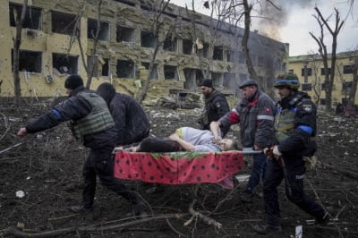 러시아, 어린이·산부인과 병원 공격..."사람들 잔해 갇혀"
