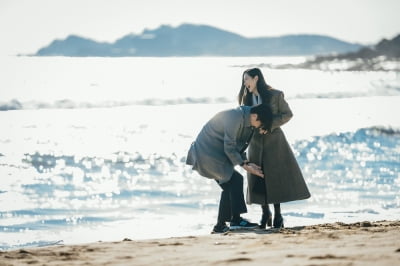 손예진, ♥연우진과 로맨틱 겨울 바다 데이트…프러포즈 시그널 감지('서른 아홉')