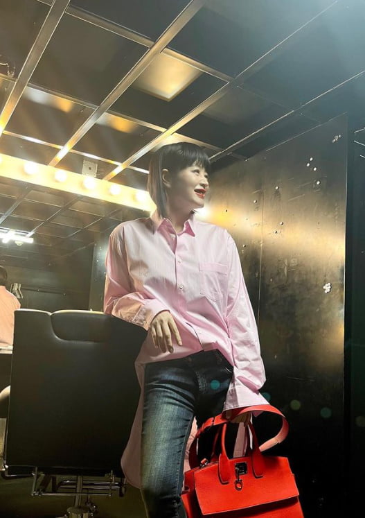 김혜수, 화보 촬영장 밖에서도 화보…핑크색 셔츠가 찰떡 [TEN★]