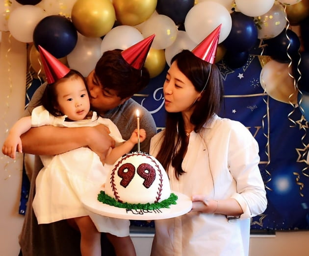 류현진♥배지현, 메이저리거 가족의 생일 파티…딸 그림에 입꼬리 상승[TEN★]